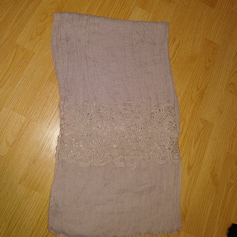 Scarf with lace inlay